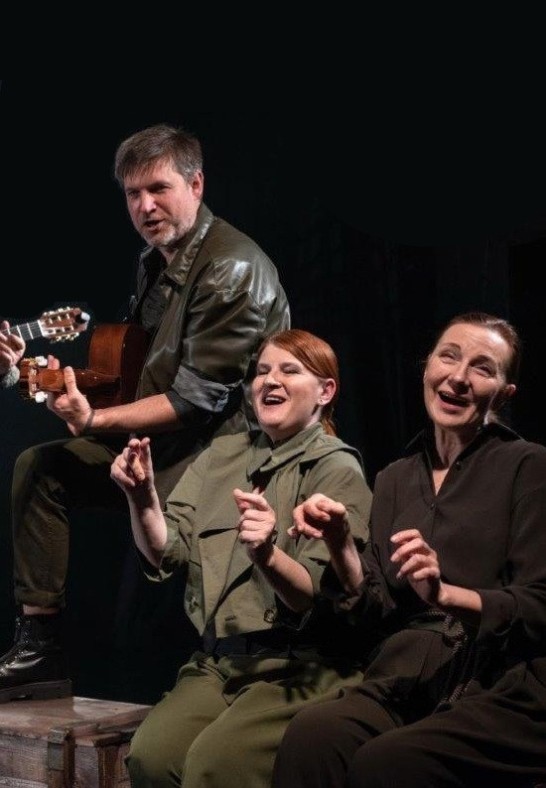 Pilies teatras Spektaklis ''DIDŽIOJI RAUDA TIES DEGANČIAIS VYNUOGIENOJAIS''