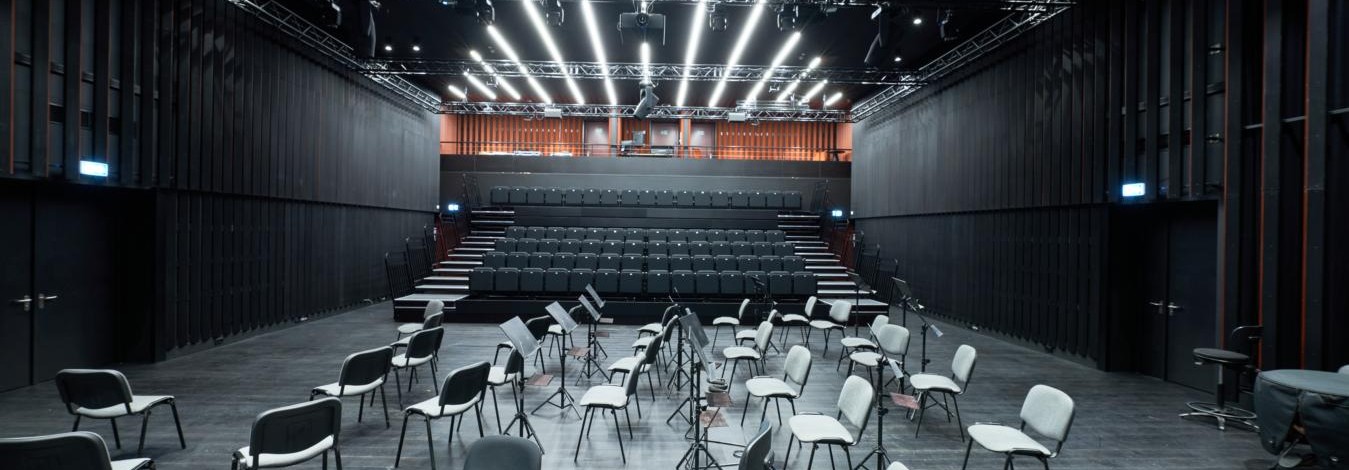 Muzikinio teatro orkestrui teks „prisijaukinti“ unikalią naujosios salės akustiką